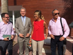 De izquierda a derecha, el alcalde de Sant Josep, Josep Marí 'Ribas', el embajador británico en España, Simon Manley, la delegada de Gobierno, Teresa Palmer, y el director insular del Estado, Roger Sales, en la inauguración del retén de Platja d'en Bossa. Foto: L.A. 