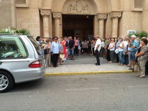 Parte de los asistentes al funeral de Llanos Lozano en la puerta de la iglesia. Foto: L.A.