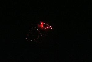 Dos corazones rojos eran visibles durante el castillo de fuegos artificiales de ses Figueretes. Fotos: C. V.