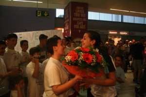 Silvia Riera, presidenta de la Federación Balear de bádminton, recibe a Carolina Marín.