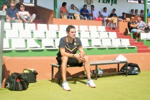 Dani Mori, entrenador de la Peña Deportiva, momentos antes del inicio del partido.