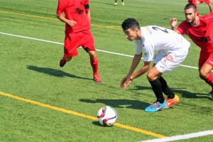 Moha, defensa de la Peña, durante el partido frente al Esporles.