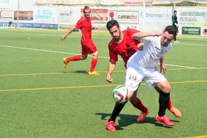 Ramiro, centrocampista de la Peña, pugna por el balón con el lateral del Esporles Llabrés.