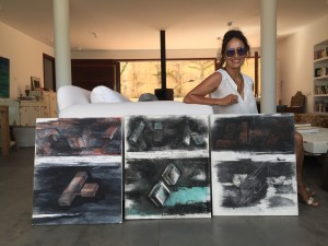 La artista Olga Endrino junto a algunas de las obras donadas para su subasta