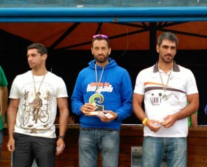 Daniel Sánchez, a la derecha, fue segundo en la competición de surfski disputada en Asturias.