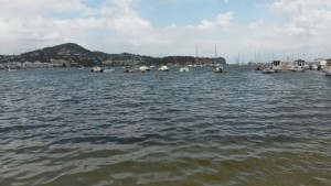 El agua marrón, este mediodía, en la playa de Talamanca. 