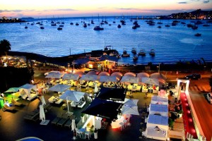 Icónica imagen de la terraza con la bahía de Portmany de fondo