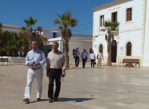 El conseller de Energia, Joan Boned, junto a Jaume Ferrer, en Formentera.