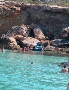 Imagen del vehiculo en el mar ante la atenta mirada de los bañistas.