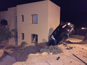 Imagen de cómo quedó el vehículo empotrado en la vivienda.