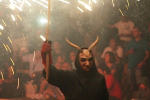 Un demonio durante el correfoc celebrado este viernes por la noche en el Parque Reina Sofía.