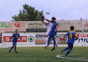 José Ayala salta por el balón con el jugador de la Peña Pacheta.