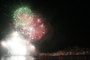 La Festa de Sant Ciriac se despidió por el gran castillo de fuegos artificiales. Fotos: V. R. y C. V.