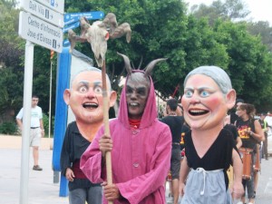 La Associació Vuit d'Agost volvió a celebrar su tradicional pasacalle en Vila. Fotos: C. V.