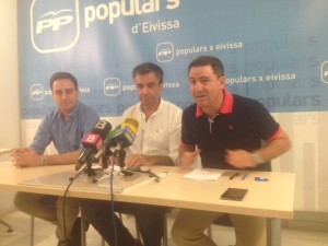 Los representantes del PP balear junto al portavoz del PP de Ibiza, Miquel Jerez