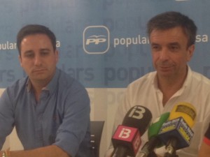 El presidente del PP Balear, Miquel Nadal, y el Secretario General, Andreu Ferrer