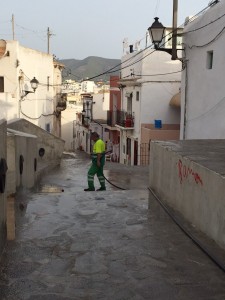 Un trabajador de los servicios de limpieza de la ciudad, en el barrio de sa Penya