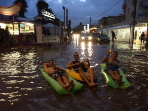 Unos turistas no dudaron en sacar sus colchonetas en medio de la tromba de agua en Plaja d'en Bossa.