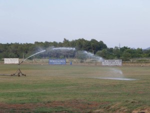 Aspersor regando el campo del Ibiza Polo Club. Foto-denuncia colgada por SOS H2O en Facebook. 