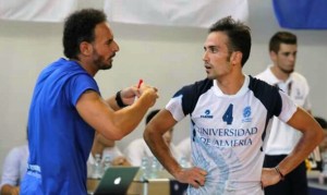 Raúl Muñoz, a la derecha, recibe las instrucciones del entrenador, Manuel Berenguel. Foto: Almería Voley