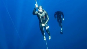 Natalia Molchanova, la plusmarquista mundial de apena, durante una inmersión.