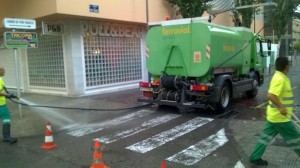 Els operaris, avui, netejant els carrers de la ciutat.