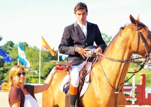 El ibicenco Diego Pérez, en una imagen de archivo, recogiendo un trofeo de hípica.