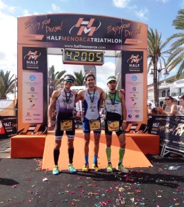 Josep Torres, junto a Raúl Amiatrain y Josep Nadal, venció en la Half Menorca Triatlón.