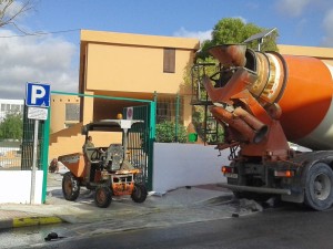 Maquinària d'obra en un col·legi de Santa Eulària.