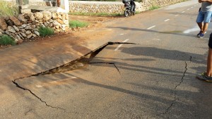 El hundimiento del Camí Vell de Sant Mateu por la rotura de una tubería. 