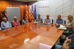 Los asistentes a la reunión celebrada en el Consell. 