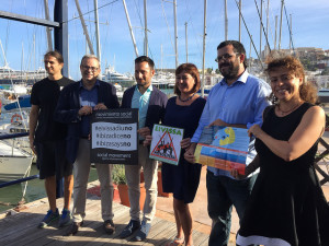 Els representants de Govern, Consell i Ajuntament posen al costat dels portaveus dels moviments antipetrolíferos.