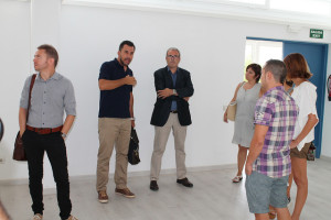 El presidente del Consell, Vicent Torres, y miembros de su equipo de gobierno en la visita a Cas Serres. 