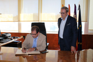 El rector en el moment que ha signat el llibre.