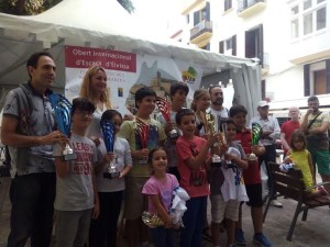 Los primeros clasificados, con sus trofeos