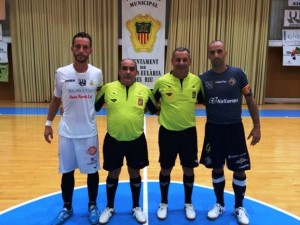 Los capitanes de ambos equipos antes del inicio del partido.