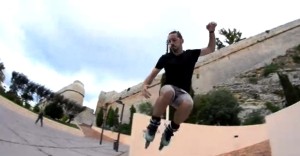 Uno de los participantes en el vídeo durante uno de sus saltos en el Parque Reina Sofía.