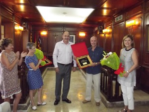 Los profesores han recibido el premio de manos del alcalde de Santa Eulària.