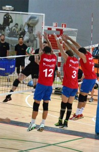 Tres jugadores del Ushuaïa Ibiza Voley intentan bloquear el remate de un jugador de Madrid. Fotos: Diego Toala