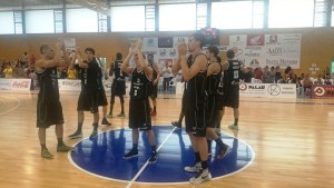 Los jugadores del Bilbao Basket agradecen el apoyo de los espectadores tras el partido. Foto: C. V. 