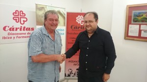 Joan Marí Torres, director de Cáritas Eivissa, y Fernando Novell, de IMAO, tras la firma del convencio.