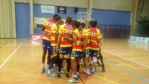 La plantilla del Ushuaïa Ibiza Voley celebra la victoria del equipo B ante el Can Ventura. Fotos: C. V.