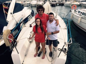 Tres de los tripulantes del Café del Mar a su llegada al puerto de Sant Antoni.