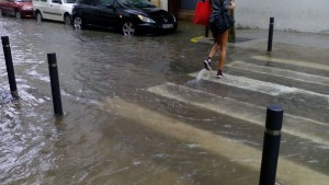 Una de las calles de Vila, inundada. 