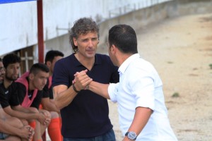 Luis Elcacho saluda a Óscar Troya antes del inicio del partido. Foto: Fútbol Balear