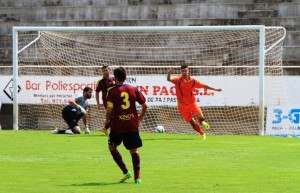 Alberto Górriz, delantero del Formentera, celebra uno de los dos goles del equipo. Fotos: Fútbol Balear