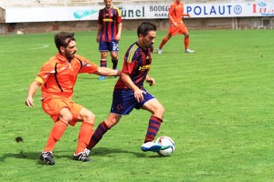 Maikel presiona a un jugador del Poblense.