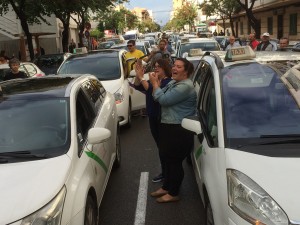 Los taxistas protestan frente a la sede del Consell de Ibiza. 