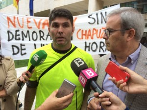 Un portavoz de los taxistas junto al presidente del Consell, Vicent Torres. Foto: L.A.