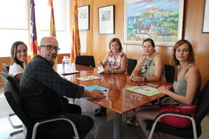 Lydia Jurado, conseller de Sanidad y Bienestar Social, durante su reunión con los concejales de Vila, Sant Josep, Santa Eulària y Sant Antoni.